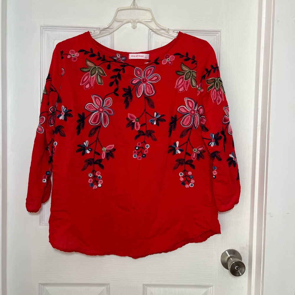 💚3/$25 Large Red Floral Embroidered Blouse